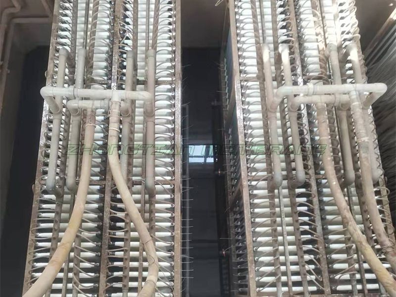 1000噸生活污水MBR膜組安裝現(xiàn)場（一）